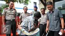 Orangtua bocah DJS (16) asal Situbondo langsung memeluk anaknya saat dipertemukan oleh pihak Kepolisian Polsek Mampang, Jakarta, Rabu (20/1/2016). (Liputan6.com/Yoppy Renato)
