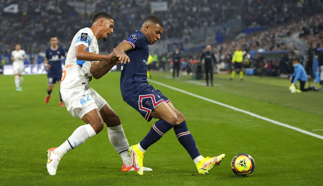 Pemain Marseille William Saliba (kiri) berebut bola dengan pemain Paris Saint-Germain Kylian Mbappe pada pertandingan Liga Satu Prancis di Marseille, Prancis, Minggu (24/10/2021). Pertandingan berakhir dengan skor 0-0. (AP Photo/Daniel Cole)