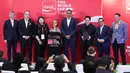 Menurut Erick Thohir, acara tersebut merupakan bagian dari upaya mendorong pembangunan olahraga di tanah air lewat bantuan pihak-pihak swasta dan lembaga nonpemerintah. Tampak dalam foto, Menteri Pemuda dan Olahraga (Menpora) Republik Indonesia yang juga Ketua Umum Persatuan Sepak Bola Seluruh Indonesia (PSSI), Erick Thohir (ketiga kanan) dan Gubernur DKI Jakarta, Pramono Anung berfoto bersama pihak penyelenggara pada seremoni gelaran FIFA World Cup Trophy Tour by Coca-Cola di Jakarta International Convention Center (JICC), Senayan, Jakarta, Kamis (22/1/2026). (Bola.com/Abdul Aziz)