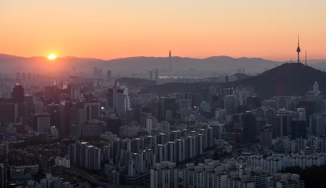 Pemandangan kota Seoul saat matahari terbit di Korea Selatan (31/10). Sampai sekarang, Seoul dianggap sebagai sinar dari ekonomi Asia Timur, simbol dari keajaiban ekonomi Korea. (AFP Photo/Ed Jones)