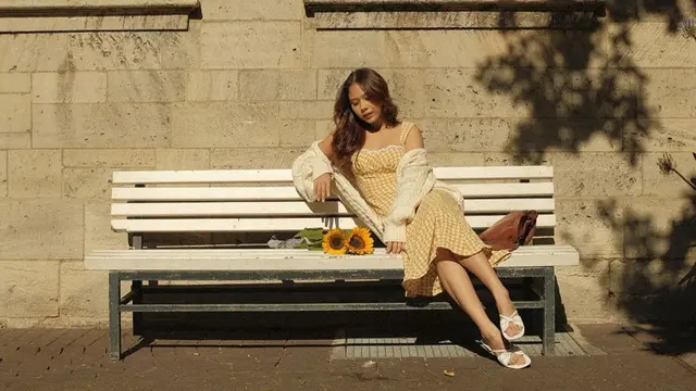 Pesona Nadin Amizah dengan Dress Vintage, Manis Banget