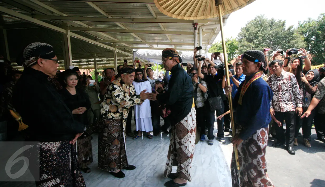 Putra Mahkota KBPH Prabu Suryodilogo (kiri) menyambut Raja kesultanan Yogyakarta Sultan Hamengku Buwono X saat menghadiri pemakaman  KGPAA Paku Alam IX di Puro Pakualaman, Yogyakarta, Minggu (22/11/2015). (Foto:Boy  Harjanto)