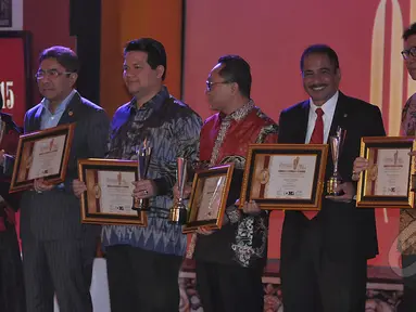 Sejumlah tokoh menerima penghargaan Men's Obsesion Awards 2015 di Jakarta, (19/3/2015). Diantaranya Ketua MPR Zulkifli Hasan (keempat kiri), Ketua KPU Pusat Husni Kamil Manik (ketiga kiri) dan Mendagri Tjahjo Kumolo (kanan). (Liputan6.com/Johan Tallo)