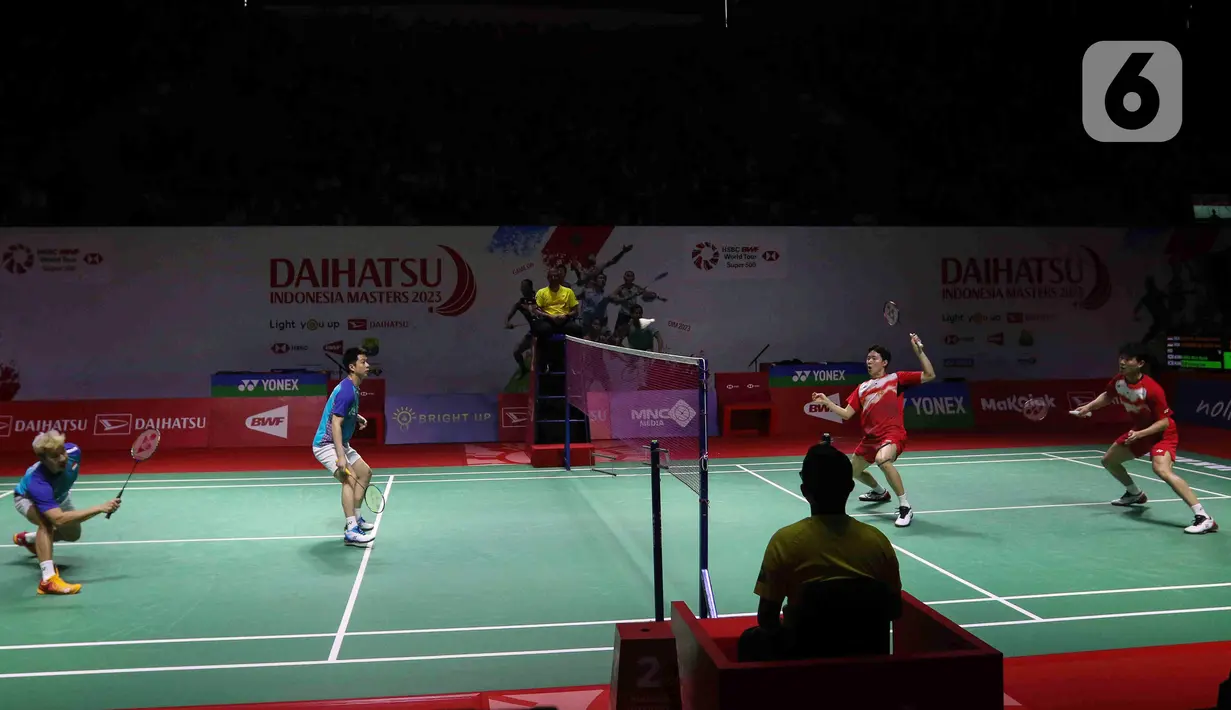 <p>Pebulu tangkis ganda putra Indonesia Marcus Fernaldi Gideon/Kevin Sanjaya Sukamuljo saat bertanding melawan ganda putra Korea Selatan Kang Min Hyuk/Seo Seung Jae pada babak 32 besar Daihatsu Indonesia Masters 2023 di Istora Senayan, Jakarta, Selasa (24/1/2023). Marcus Fernaldi Gideon/Kevin Sanjaya Sukamuljo berhasil lolos ke babak 16 besar Daihatsu Indonesia Masters 2023 usai mengalahkan Kang Min Hyuk/Seo Seung Jae skor skor 21-17 dan 21-12. (Liputan6.com/Herman Zakharia)</p>
