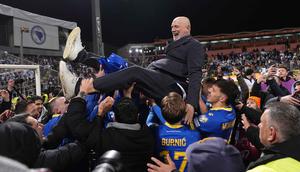 Kemenangan ini memastikan Bosnia dan Herzegovina yang dilatih Sergej Barbarez tampil di ajang tertinggi sepak bola dunia empat tahunan tersebut. Tampak dalam foto, pelatih Timnas Bosnia dan Herzegovina, Sergej Barbarez, diangkat tinggi-tinggi saat merayakan kemenangan adu penalti dalam pertandingan final play-off kualifikasi Piala Dunia 2026 zona Eropa melawan Italia di Stadion Bilino Polje, Zenica, Selasa 31 Maret 2026 waktu setempat atau Rabu 1 April 2026 dini hari WIB. (Fabio Ferrari/LaPresse via AP)