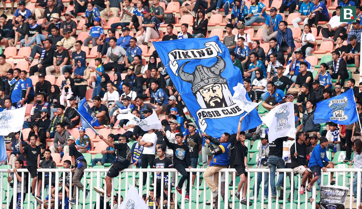 <p>Suporter Persib Bandung saat melawan Persik Kediri pada laga BRI Liga 1 2022/2023 di Stadion Pakansari, Bogor, Rabu (8/3/2023). (Bola.com/M Iqbal Ichsan)</p>