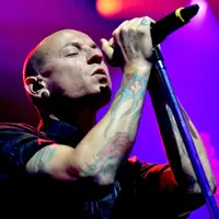 Di balik kariernya yang cemerlang, akan tetapi Chester Bennington menyimpan masa lalu yang begitu kelam. Saat masih kecil, ia menjadi korban kekerasan seksual. (AFP/KEVIN WINTER/GETTY IMAGES NORTH AMERICA)