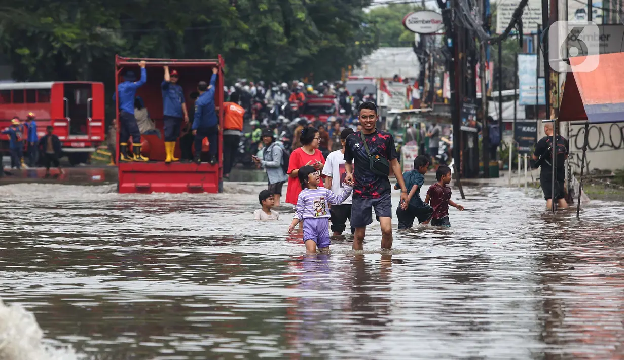 Salah satu bagian jalan penghubung ini terendam genangan air akibat meluapnya kali Angke. (Liputan6.com/Angga Yuniar)