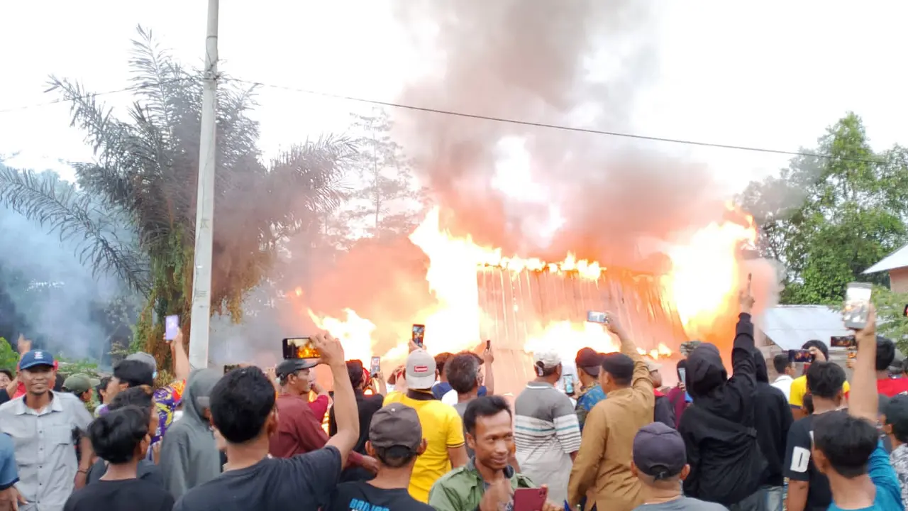 Kantor TNBBS di Kecamatan Suoh, Lampung Barat yang dibakar oleh warga. Foto (Istimewa)