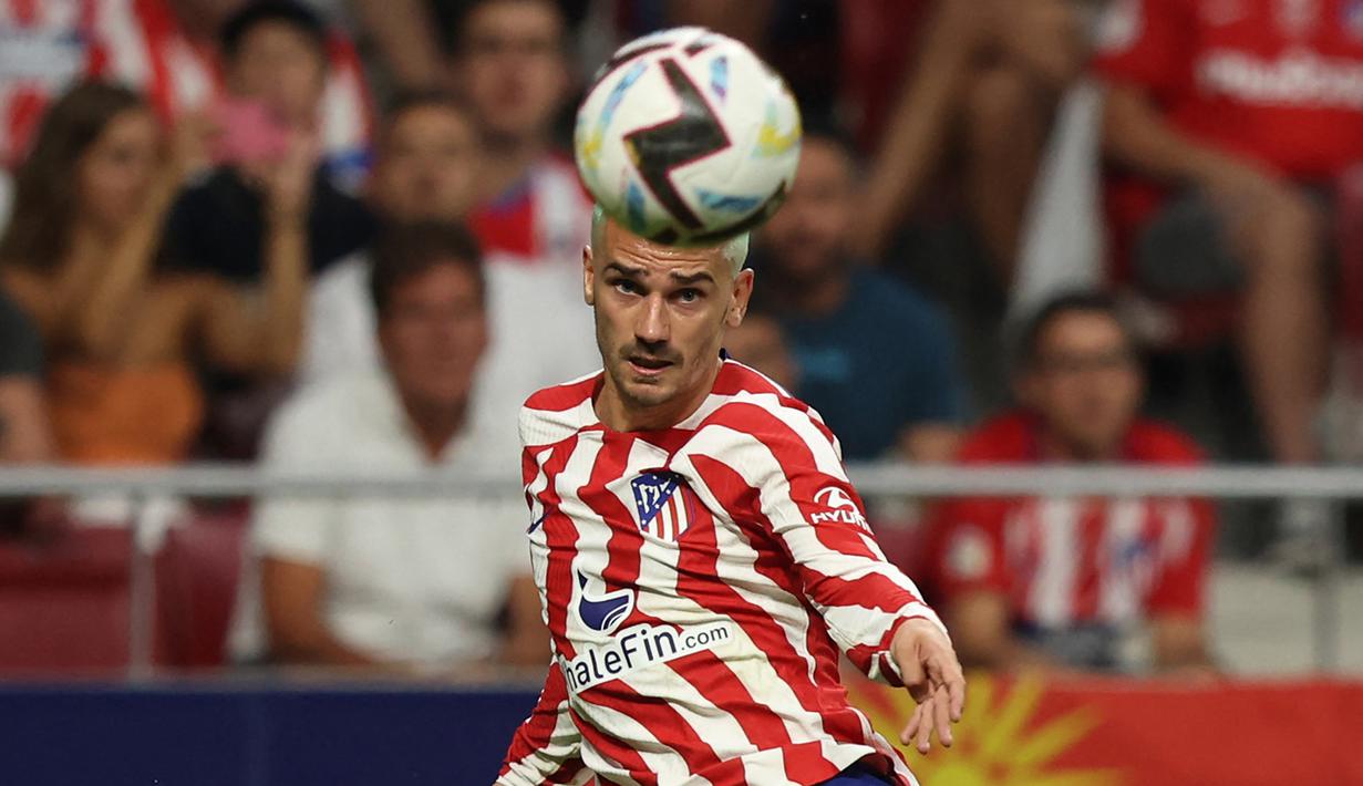 Antoine Griezmann. Striker Prancis berusia 31 tahun yang kini menjalani musim kedua bersama Atletico Madrid dengan status pinjaman dari Barcelona ini tercatat menjadi pemain aktif dengan raihan gol terbanyak bersama Atletico Madrid. Sebelum menjadi milik Barcelona, ia terlebih dahulu membela Atletico Madrid di periode pertamanya selama 5 musim sejak 2014/2015 hingga 2018/2019. Hingga kini ia telah mencetak 144 gol dan 58 assist dari total 301 laga di semua ajang bareng Atletico Madrid. (AFP/Thomas Coex)