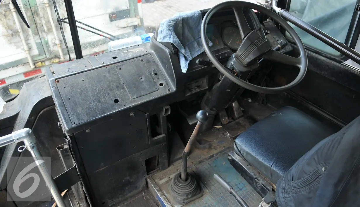 Kondisi di dalam bus PPD 43  jurusan tanjung priok cililitan, Jakarta, senin, (15/2). Dari data Dishubtrans, beberapa trayek bus besar yang dihapus adalah PPD 41A (Kampung Rambutan-Dr Sutomo). (Liputan6.com/Gempur M Surya)
