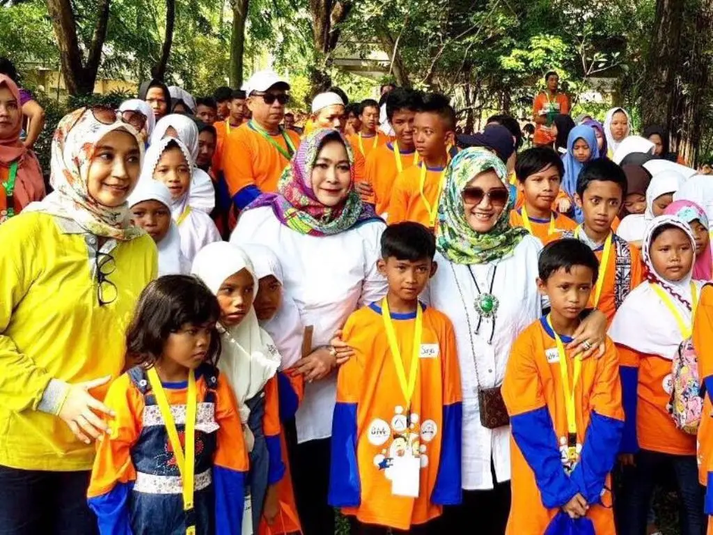 Jenny Rachman dalam adara Lebaran Anak Yatim di Dufan, Jakarta.
