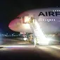 Pesawat Airbus A-380 milik Air France dengan nomor penerbangan 65 mendarat darurat di Salt Lake City, Utah, Selasa (17/11). Dua penerbangan maskapai Air France dari AS menuju Paris mendarat darurat setelah adanya ancaman bom (AFP PHOTO/GEORGE Frey)