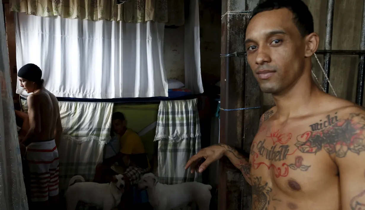 Narapidana berada di sel kamar transgender di penjara La Joya, Panama City , Panama, (29/1/2016). Karena banyaknya narapidana banyak dari mereka dipindahkan, ditambah dengan kondisi kotor dengan perhatian medis yang terbatas. (REUTERS / Carlos Jasso)