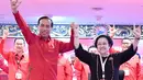 Presiden Joko Widodo atau Jokowi berpose bersama Ketua Umum PDIP Megawati Soekarnoputri saat Rakernas PDIP III Tahun 2018 di Badung, Bali, Jumat (23/2). (Liputan6.com/Pool/Biro Pers Setpress)