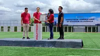Penyerahan piagam rekor MURI sebagai 'Videotron Terpanjang di Stadion Olahraga Se-Indonesia' di Stadion Supersoccer Arena Rendeng Kudus. (Liputan6.com/Arief Pramono)