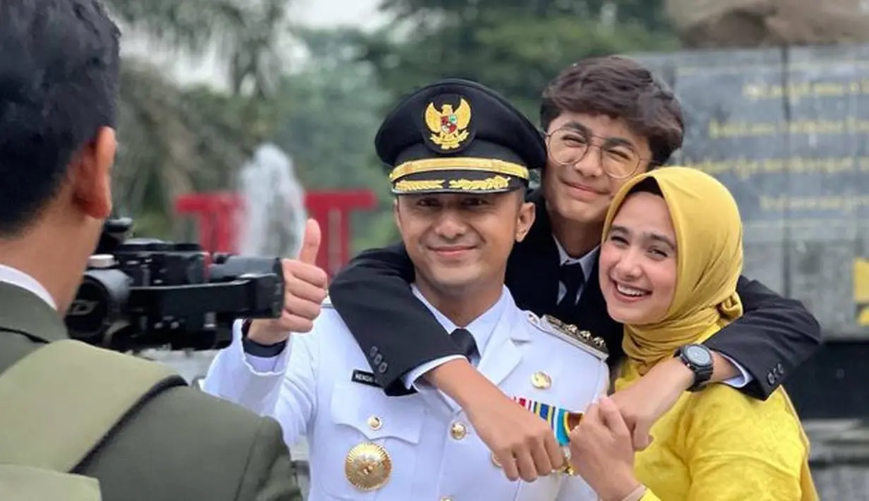 <p>Bintang ternyata juga dekat dengan ibu sambungnya, Sonya Fatmala. Bahkan beberapa netizen menilai wajah Bintang mirip dengan Sonya. [Foto: instagram.com/hengkykurniawan]</p>