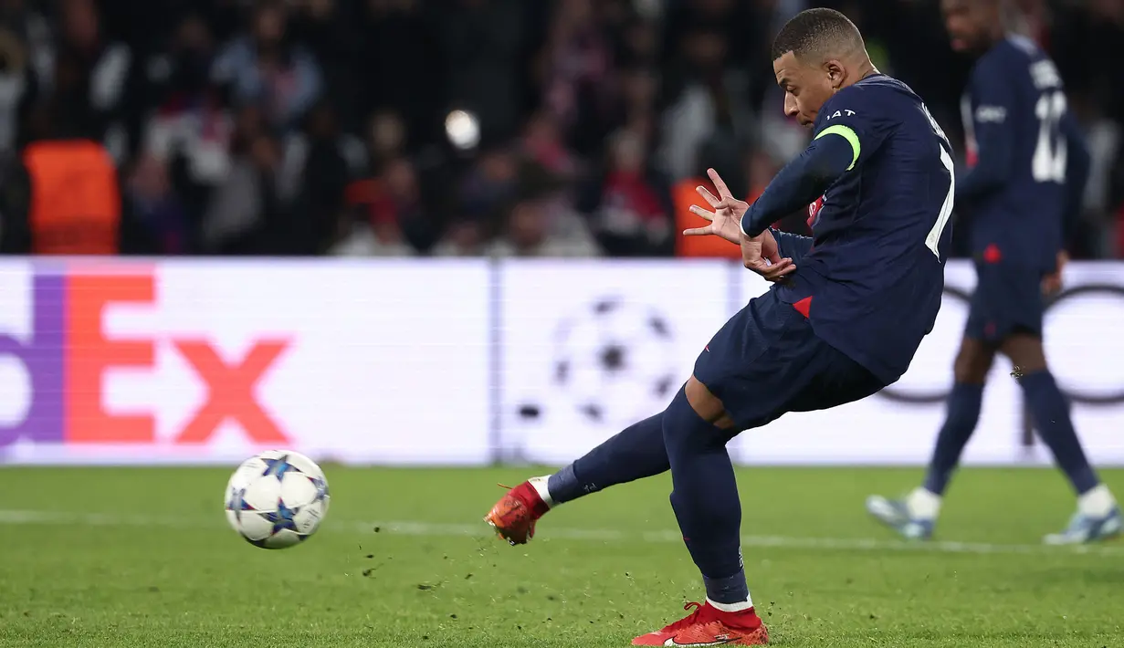 Pemain PSG, Kylian Mbappe melesatkan bola dari titik penalti pada laga lanjutan Grup F Liga Champions 2023/2024 melawan Newcastle United di Parc des Princes, Paris, Prancis, Rabu (29/11/2023) dini hari WIB. (AFP/Franck Fife)