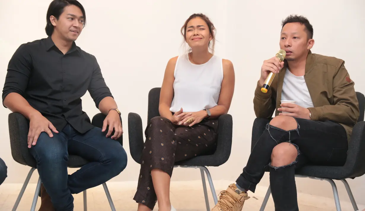 "Tentang perjalanan mencari esensi dari semuanya. Bicara tentang perjalanan dan pengalaman itu generasi sekarang. Bagaimana cerita berjalan tentang kehidupan, pencarian makna, jati diri, dan cinta yang lain," tutur Salman Aristo.(Adrian Putra/Bintang.com)