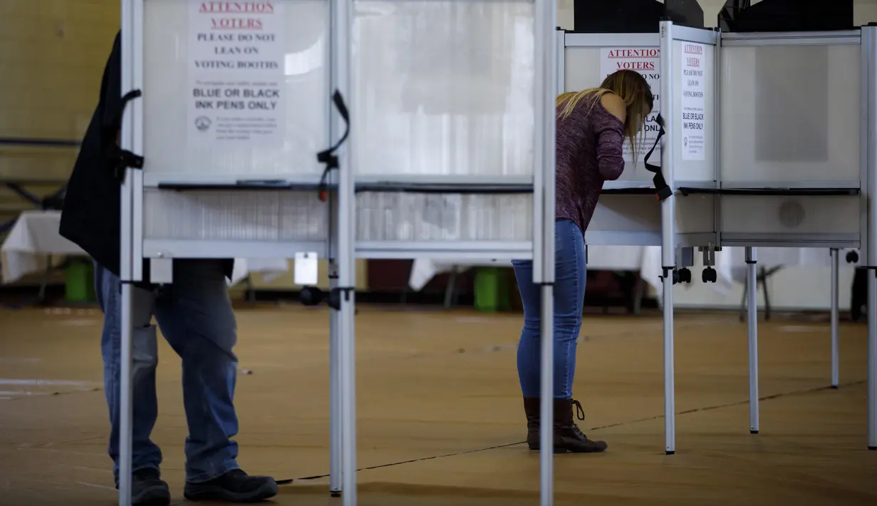 Warga mengisi surat suara mereka di tempat pemungutan suara di Washington DC, Amerika Serikat (AS), pada 27 Oktober 2020. Pemungutan suara awal (early voting) secara langsung dimulai di Washington DC pada Selasa (27/10) di 32 tempat pemungutan suara. (Xinhua/Ting Shen)