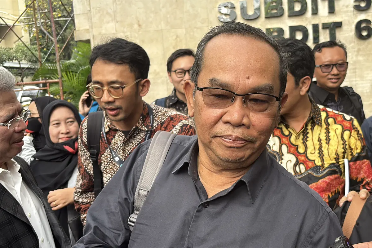 Peneliti Politik Saiful Mujani saat memenuhi panggilan Polda Metro Jaya sebagai saksi terlapor dalam kasus dugaan penghasutan, Kamis (4/6/2026). (Liputan6.com/Ady Anugrahadi)