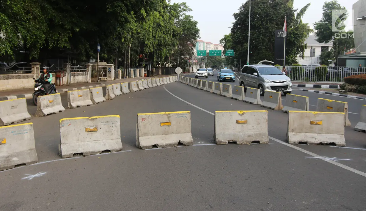 Beton pembatas jalan dipasang saat dilakukan rekayasa lalu lintas di Jalan Proklamasi, Jakarta, Senin (16/4). Rekayasa lalu lintas ini juga diberlakukan dengan adanya penyesuaian traffic light di Simpang Megaria, Cikini. (Liputan6.com/Arya Manggala)