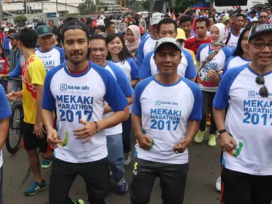 Bupati Lombok Barat, Fauzan Khalid bersama artis Chico Jericho melakukan olah raga di Hari Bebas Kendaraan Bermotor (HBKB) Bunderan Hotel Indonesia Jakarta, Minggu (2/4). (Liputan6.com/Johan Tallo)