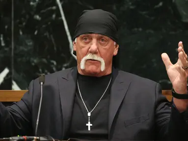 Bintang gulat Terry Bollea alias Hulk Hogan saat mengikuti persidangan dengan Gawker media di St. Petersburg , Florida, (8/11). Hulk Hogan mengaku merasa dipermalukan dengan bocornya video mesum dengan seorang wanita. (REUTERS/John Pendygraft)