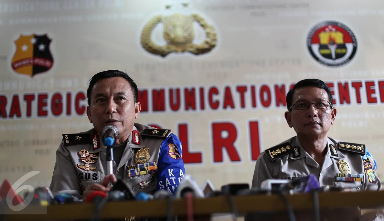 Karo Penmas Humas Polri Brigjen Pol Agus Rianto (kiri) bersama Kabagpenum Divisi Humas Polri, Kombes Martinus Sitompul, melakukan jumpa pers terkait bom bunuh diri di Polresta Surakarta, di Mabes Polri Jakarta, Selasa (5/7). (Liputan6.com/Faizal Fanani)