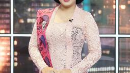 Pemilik nama lengkap Soimah Pancawati ini tampil simpel dengan kebaya warna pink soft dan dipadukan dengan kain jarik bermotif burung. Sambil tersenyum, pesonanya begitu terpancar.
(Liputan6.com/IG/@showimah)