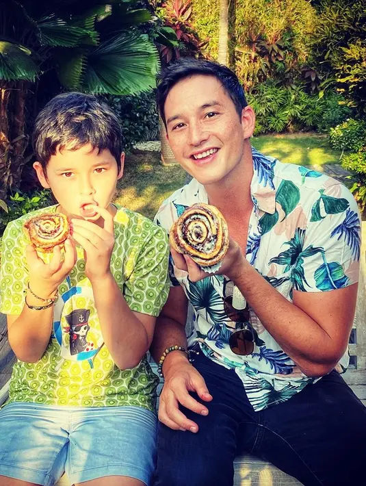 Bukan hanya sekadar bertemu memenuhi keinginan Kenzou, namun tak jarang mereka mengabadikan momen bahagia tersebut dan mengunggahnya ke akun media sosial masing-masing. (Instagram/mike_lewis)