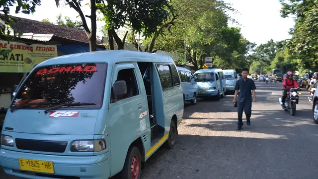 Wih! Sopir Angkot di Cirebon Bikin Pantun Kocak untuk Penumpang