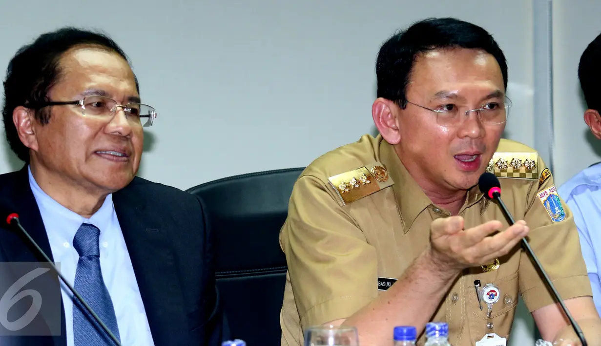 Menko Kemaritiman & Sumber Daya, Rizal Ramli dan Gubernur DKI Jakarta, Basuki Tjahaja Purnama (Ahok) menjelaskan hasil rapat Reklamasi Teluk Jakarta, Senin (18/4). Untuk sementara proyek Reklamasi Teluk Jakarta dihentikan. (Liputan6.com/Angga Yuniar)