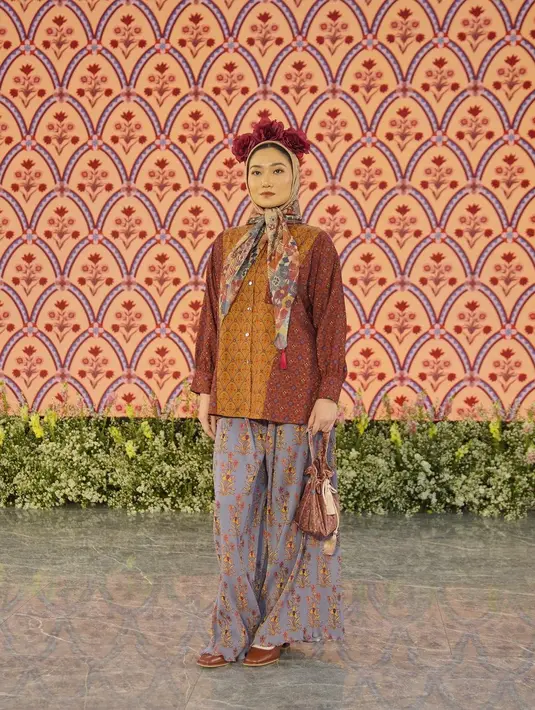 <p>Dihadiri oleh para influencer dan HL Ladies, acara yang digelar secara intimate ini menghadirkan trunk show yang menampilkan 16 looks dengan karakteristik budaya Timur. Koleksi Decennia kental akan warna percampuran palet kontras dan aksentuansi floral yang beragam.&nbsp; [Heaven Lights]</p>