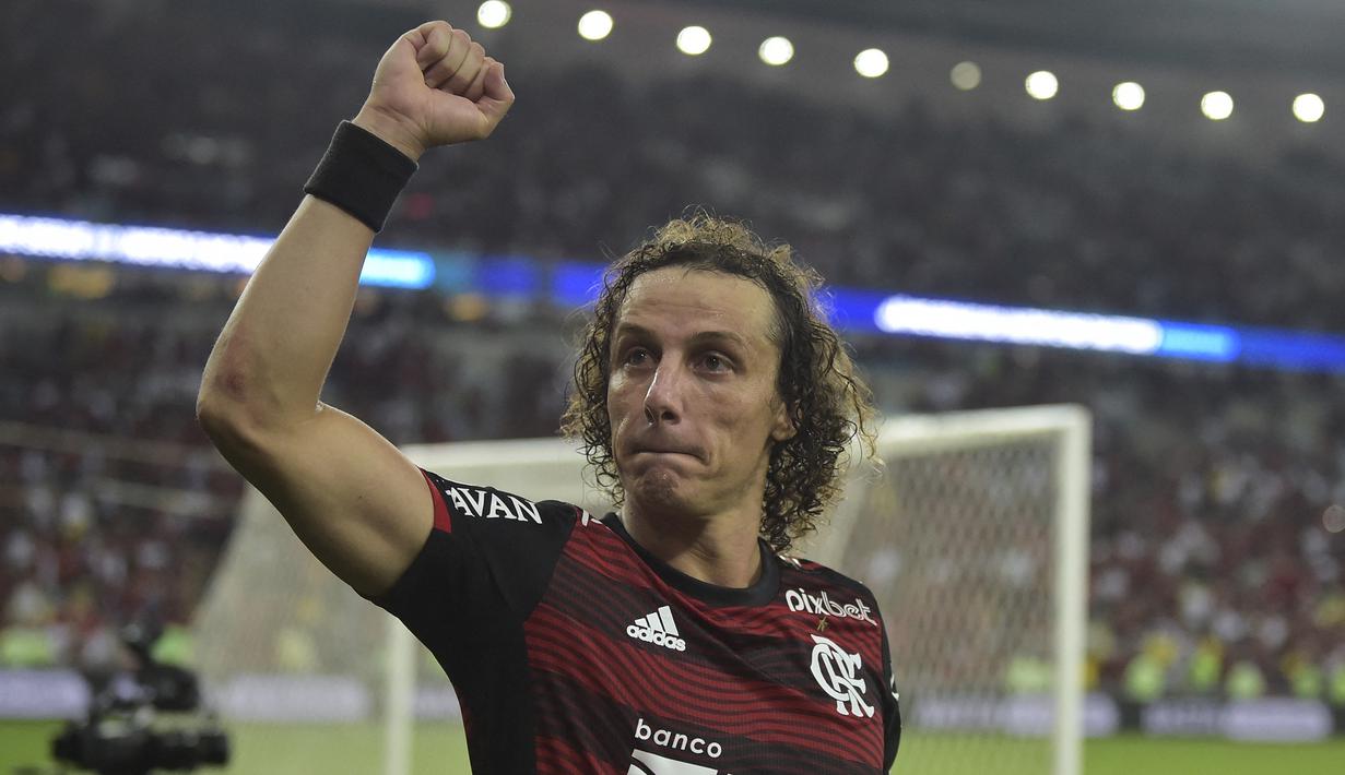 Selebrasi bek Flamengo, David Luiz setelah mengalahkan Corinthians pada laga leg kedua perempatfinal Copa Libertadores di Maracana Stadium, Brasil (9/8/2022). David Luiz yang kini memasuki musim ke-3 bersama Flamengo ini dilahirkan pada 22 April 1987 di Diadema, Brasil. (AFP/Carl De Souza)