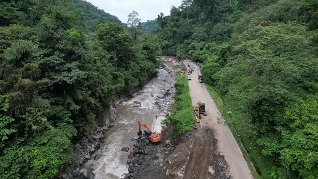 Kondisi Ruas Jalan Batas Kota Padang Panjang-Sicincin (N.040) mengalami kerusakan yang cukup parah akibat banjir. (Dok Kementerian PUPR)