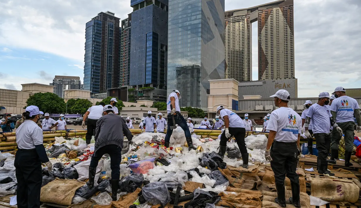 Perdana Menteri Kamboja Samdech Techo Hun Sen mengatakan pada hari Senin bahwa obat-obatan terlarang terus menjadi ancaman bagi keamanan, ketertiban umum, dan pembangunan di negara Asia Tenggara itu. (AFP/TANG CHHIN SOTHY)