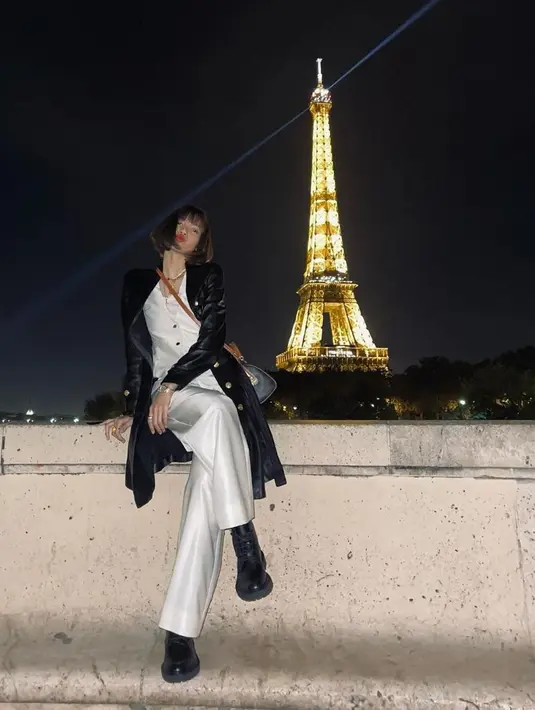 Lisa BLACKPINK mengenakan trench coat, wide pants dan boots yang membuatnya terlihat chic.[Instagram/lalalalisa]