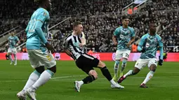 Pemain Newcastle, Sean Longstaff mencetak gol pertama timnya ke gawang Southampton pada laga semifinal Carabao Cup 2022/2023 yang berlangsung di St James Park, Rabu (1/2/2023) WIB. The Magpies berhasil menang dengan skor 2-1. (AFP/Paul Ellis)