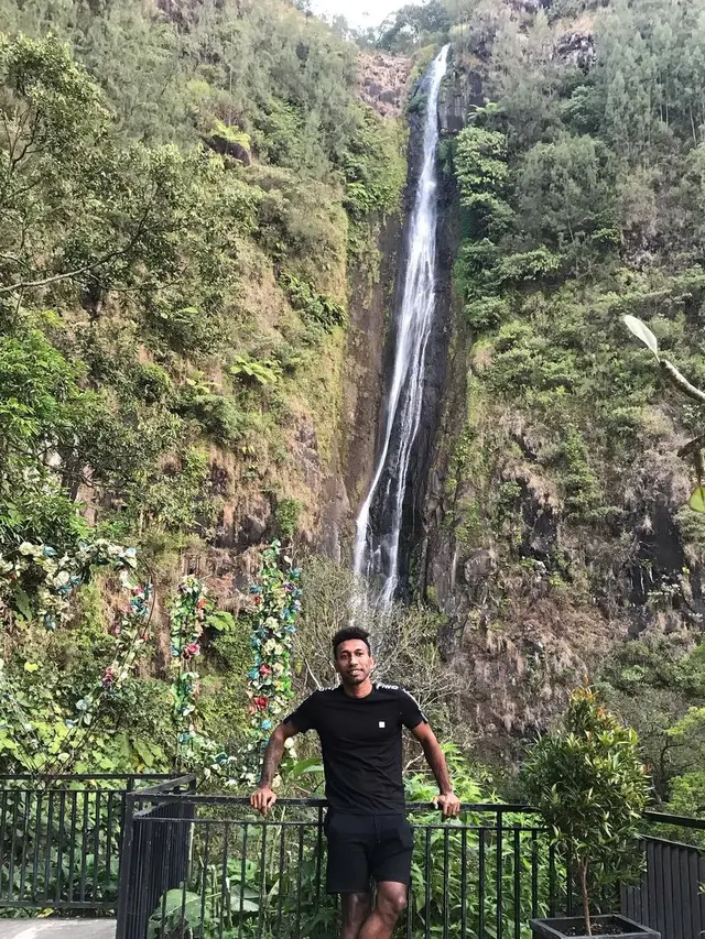 6 Gaya Liburan Patrich Wanggai, Striker Persebaya Surabaya