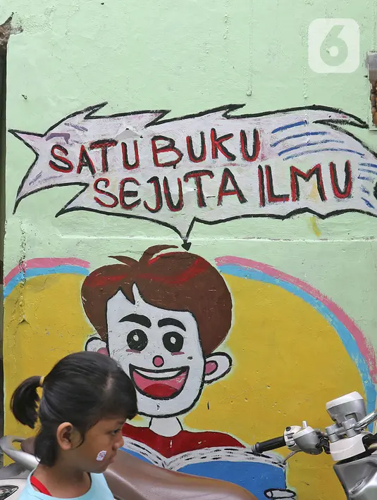 Lukisan dinding menghiasi Kampung Literasi RW 08, Jatipulo, Palmerah, Jakarta Barat, Kamis (30/1/2020). Kampung Literasi ini memiliki 5 kotak berisi beragam buku yang ada di sejumlah titik, berbekal konsep kejujuran disebar di sepanjang kampung. (Liputan6.com/Herman Zakharia)