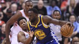 Pebasket Golden State Warriors, Draymond Green, berusaha melewati pebasket Toronto Raptors, Kyle Lowry, pada laga Final NBA di Scotiabank Arena, Toronto, Kamis (30/5). Raptors menang 118-109 atas Warriors. (AP/Frank Gunn)