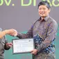 Menteri Lingkungan Hidup dan Kehutanan, Siti Nurbaya memberikan piagam Anugerah Konservasi Alam dengan Kategori Organisasi Kemasyarakatan kepada Chief Executive Officer Yayasan Borneo Nature Indonesia (YBNI),  Anton Nurcahyo saat Hari Konservasi Alam Nasional (HKAN) 2024. Foto: Dok. Humas YBNI.