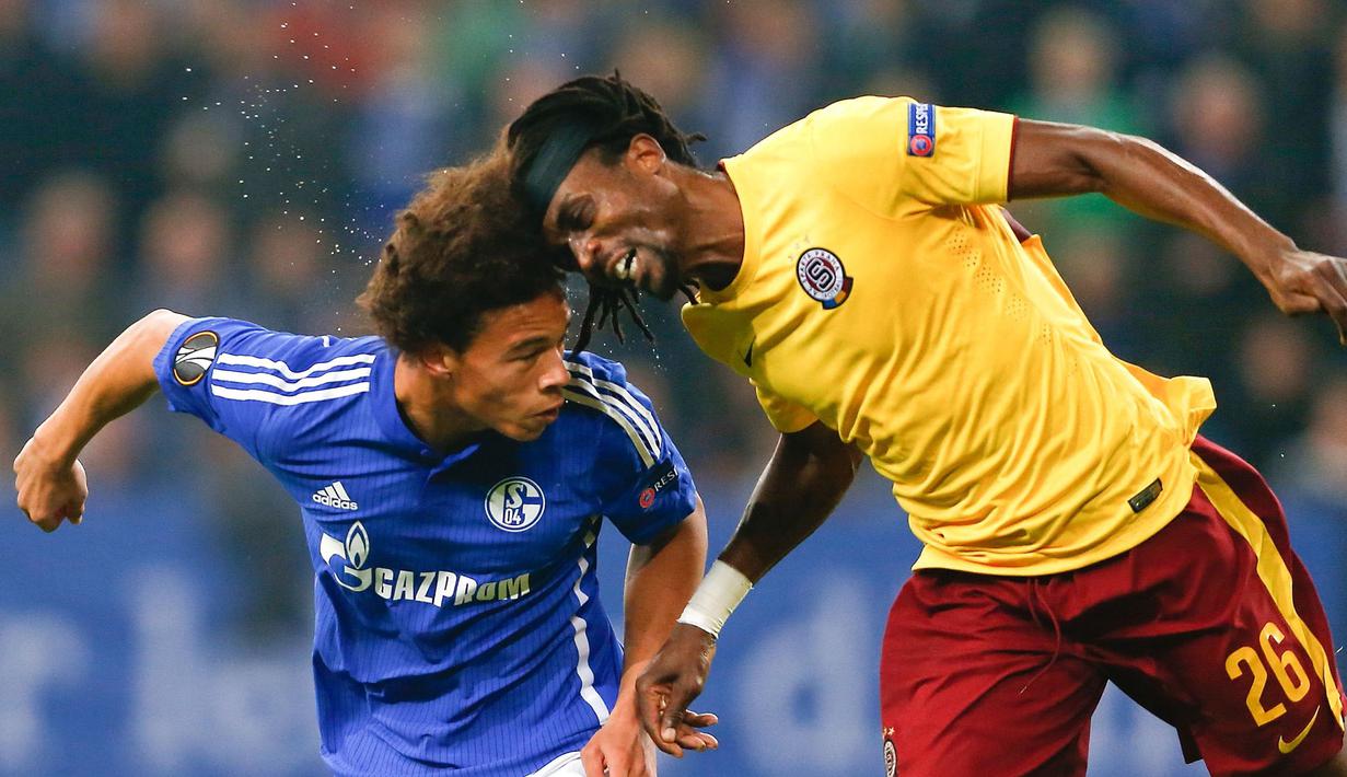 Pemain Schalke 04, Leroy Sane beradu duel udara dengan pemain Sparta Prague, Costa pada laga Liga Europa di Gelsenkirchen, Jerman, Kamis (22/10/2015). (Bola.com/Wolfgang Rattay)