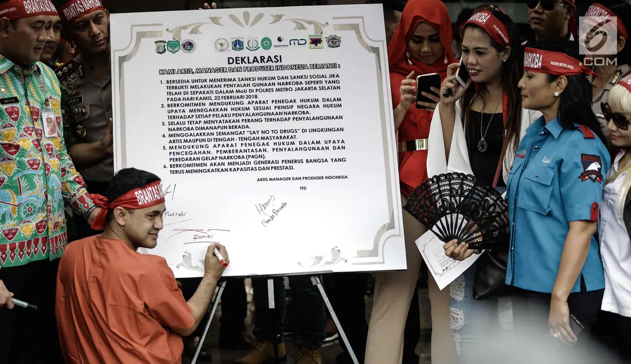 Artis Ramzi menandatangai perjanjian pemberantasan dan penyalahgunaan narkoba di lingkungan artis di Mapolres Metro Jakarta Selatan, Kamis (22/2). Mereka mendaklarasikan diri untuk tidak menyalahgunakan narkoba. (Liputan6.com/Faizal Fanani)