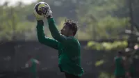 Kiper Awan Setho, menangkap bola saat mengikuti latihan untuk seleksi Timnas Indonesia U-19. (Bola.com/Vitalis Yogi Trisna)