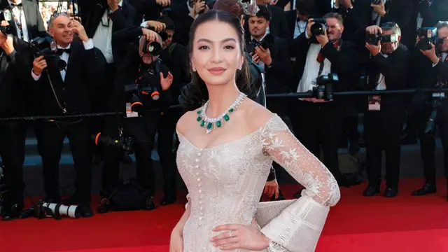 Raline Shah Padukan Kebaya dan Kain Ulos di Penutupan Festival Film Cannes 2024