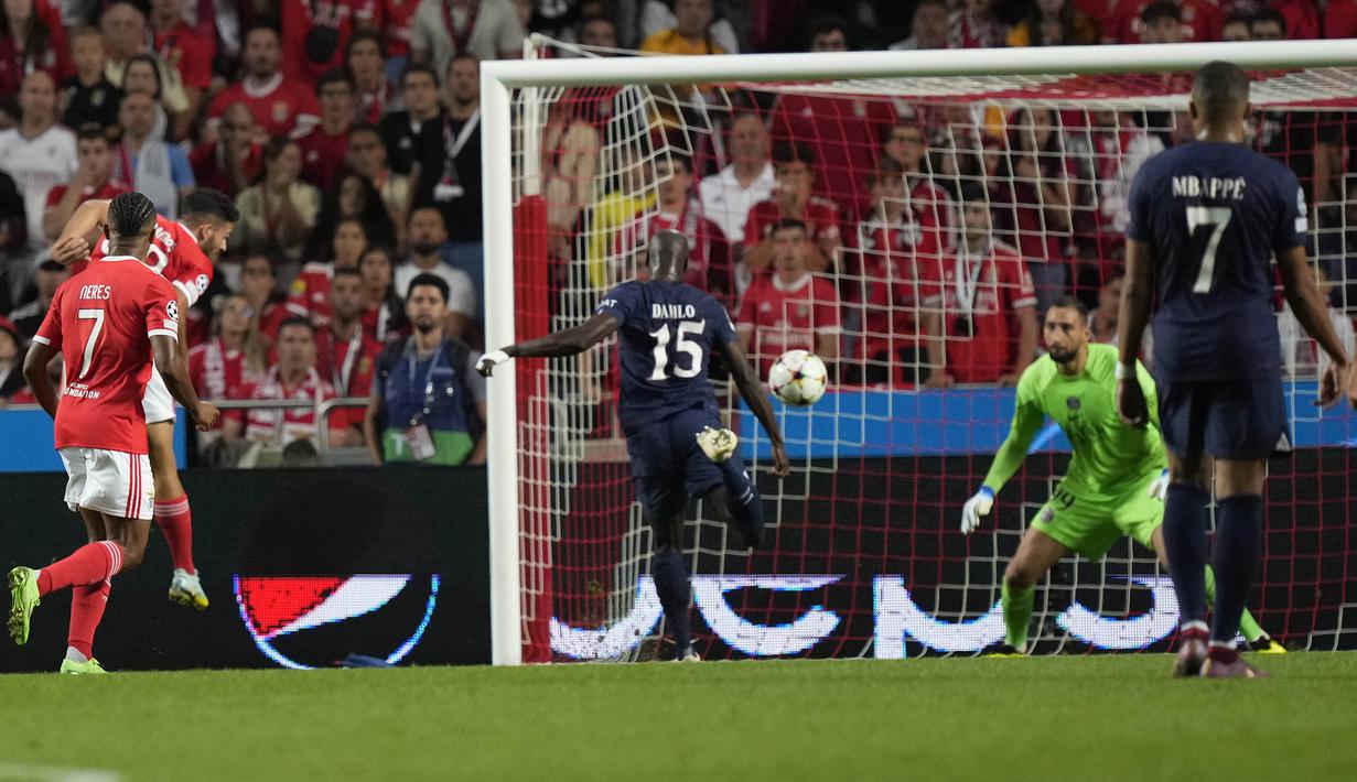 Benfica mampu menyamakan skor 1-1 empat menit jelang babak pertama usai. Bek PSG Danilo Pereira melakukan gol bunuh diri usai salah mengantisipasi umpan silang striker Benfica, Goncalo Ramos. (AP/Armando Franca)
