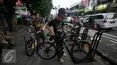 Pesepeda memarkirkan sepedanya di kawasan pedestrian Malioboro, Yogyakarta, Jumat (15/4). Meskipun sedang dilakukan penataan, pendestrian Malioboro telah menyediakan parkir untuk sepeda. (Liputan6.com/ Boy Harjanto)