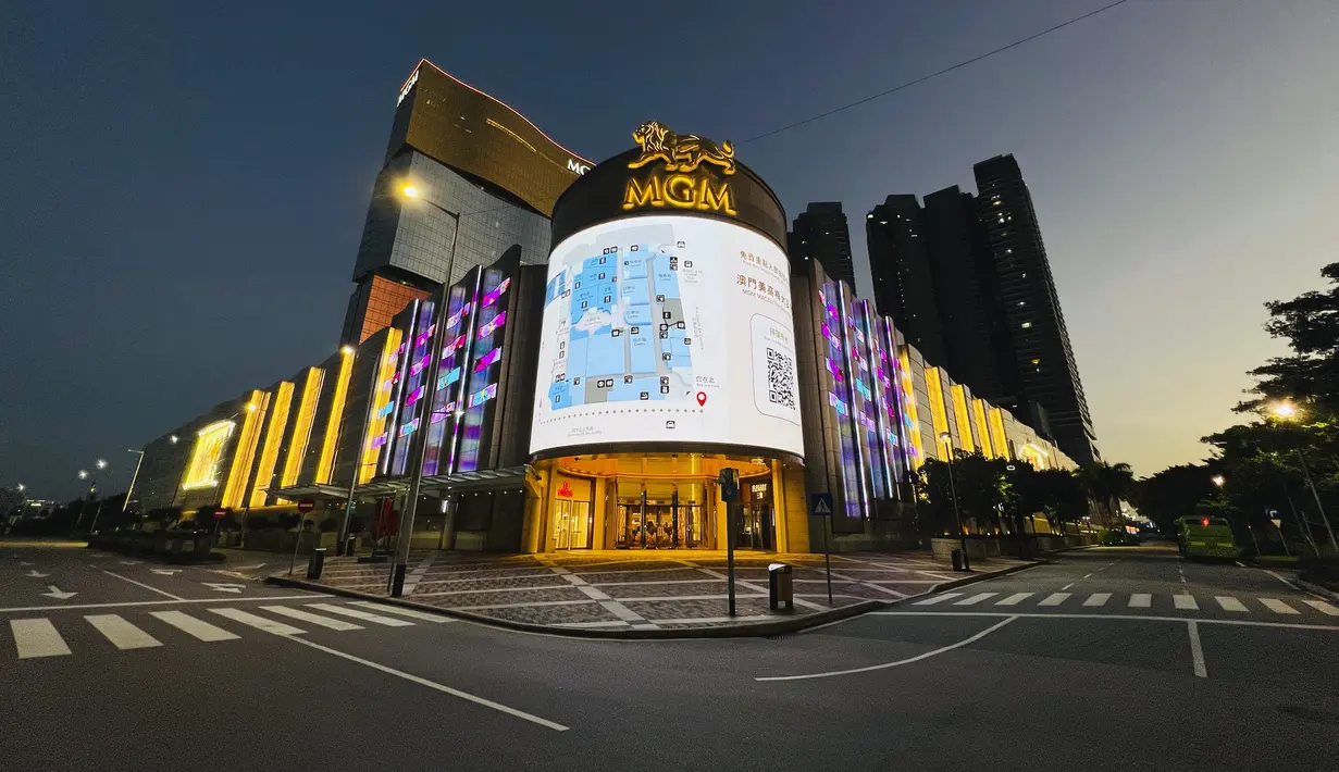 <p>Resor kasino MGM Grand Makau ditutup di Makau, Senin (11/7/2022). Jalan-jalan di pusat perjudian terbesar di dunia, Makau, kosong pada Senin setelah kasino dan sebagian besar bisnis lainnya diperintahkan ditutup untuk menahan wabah virus corona terburuk. (AP Photo/Kong)</p>